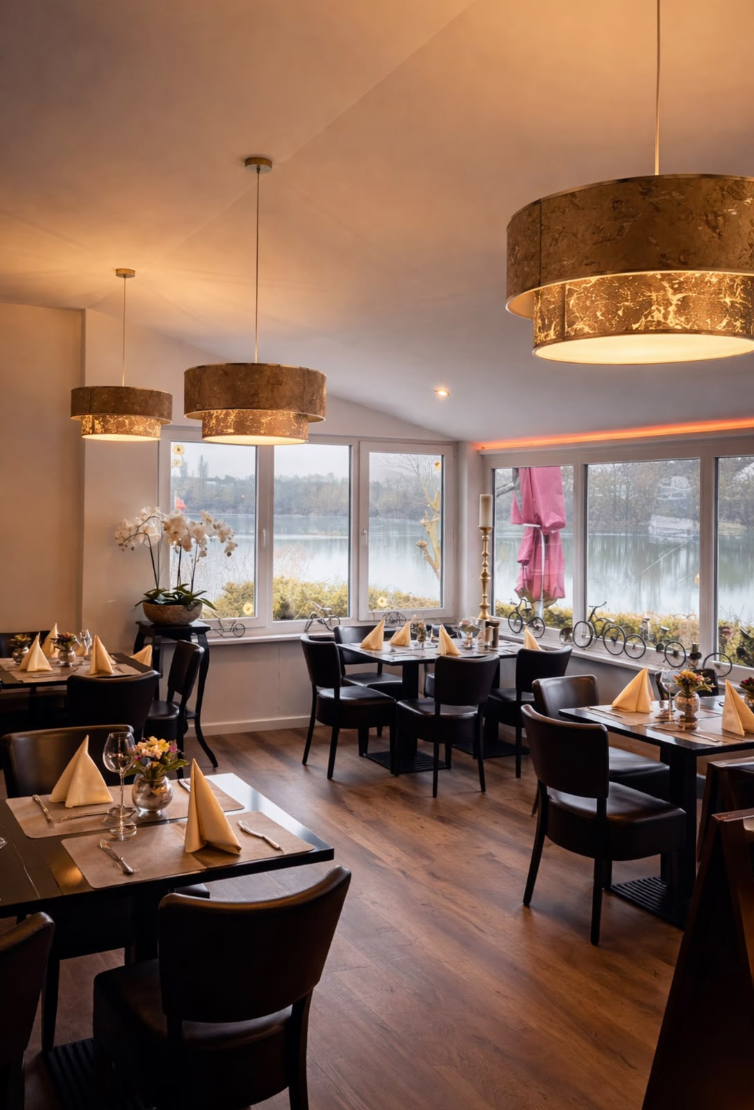 Gastraum des Restaurant Seeblick mit Blick auf den Angelsee